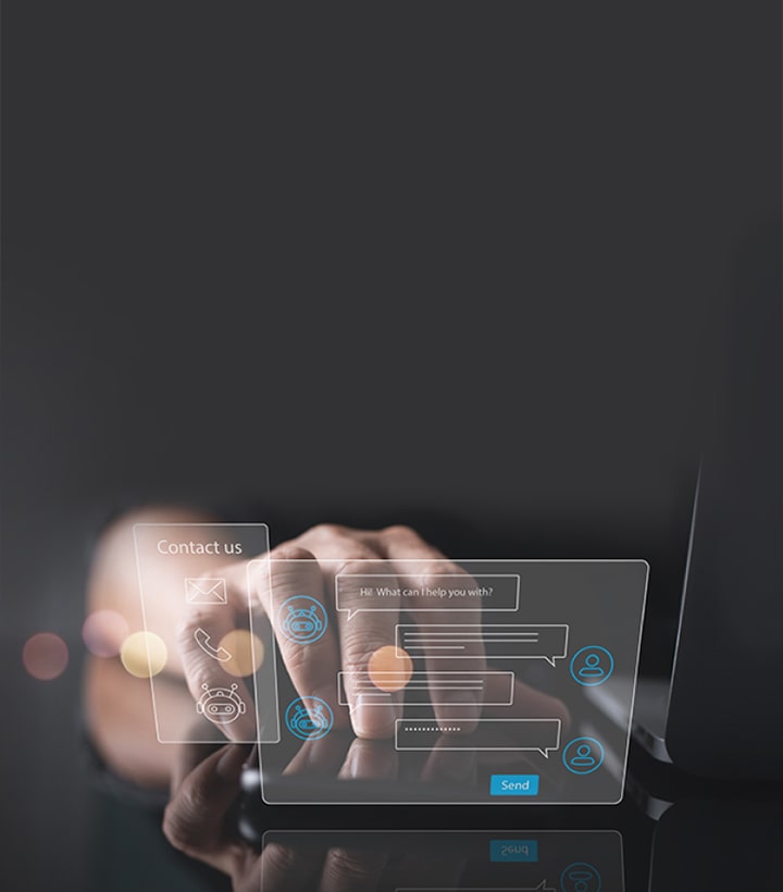 To virtuelle hologramvinduer, som snakker, og teksten “kontakt os” svæver ved siden af den bærbare computer, og hænder er anbragt bag ved dem.