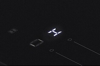 LED-lyset “H”, som er en indikator for resterende varme på Induktionspladeret.