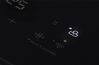 Dette er et nærbillede af LED-lyset “Børnelåsikon”, som kan indstilles til at forhindre Induktionspladerets kontrolpanel i at blive rørt.