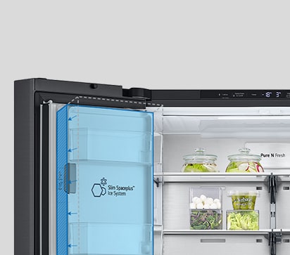 Indeni køleskabet fremhæves en slank indendørs ismaskine med blåt, og køleskabet er fyldt med ingredienser