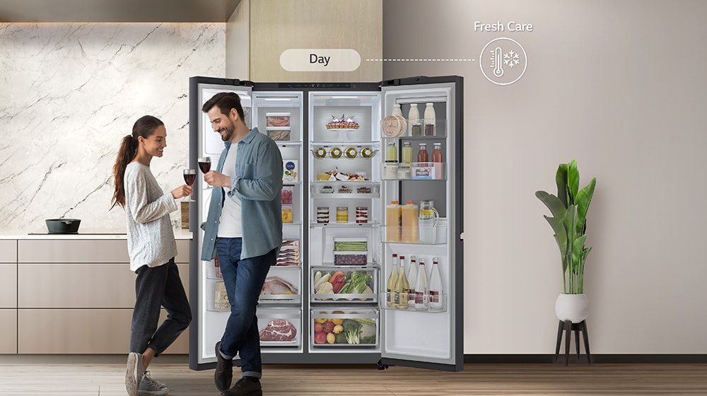 Billedet til venstre viser et par med glas i hænderne foran et åbent køleskab i dagtimerne. Kun den ene side af køleskabet er åbent, og blå, kold luft flyder ud af det. Termometerikonet, der betyder kold luft, befinder sig under billedet. Billedet til højre viser køleskabet i et køkken en mørk nat. Under billedet er der et elektrisk ikon, der betyder energibesparelse.