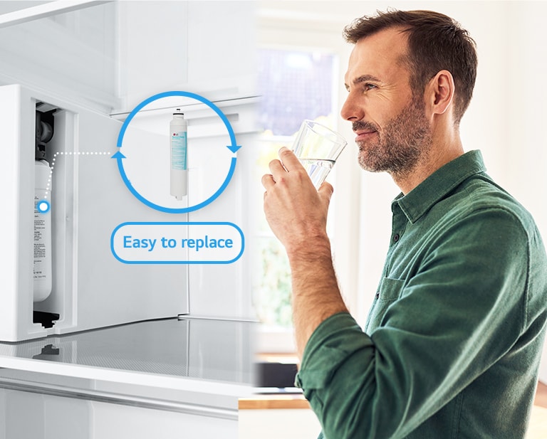 De to separate kort er, at filtre kan udskiftes spontant på venstre side, og med dette kan en mand drikke det friske vand på højre side.