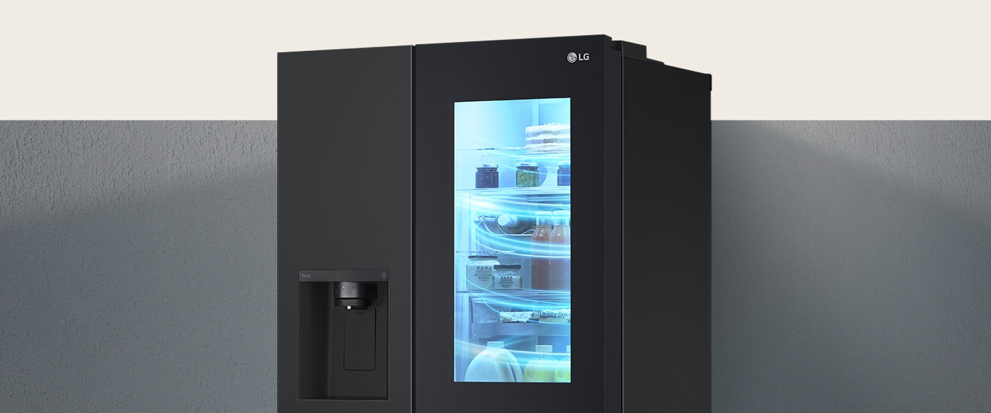 InstaView køleskabet set fra siden. Dette er et billede af et køleskab fyldt med kold luft.