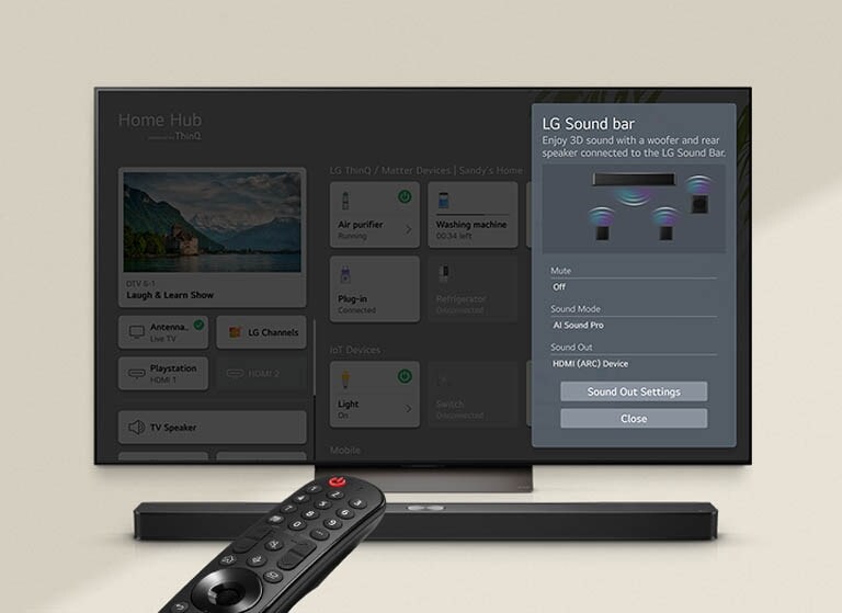 LG-fjernbetjening, der peger mod et LG TV med en LG Soundbar nedenunder. LG TV, der viser en WOW Interface-menu.