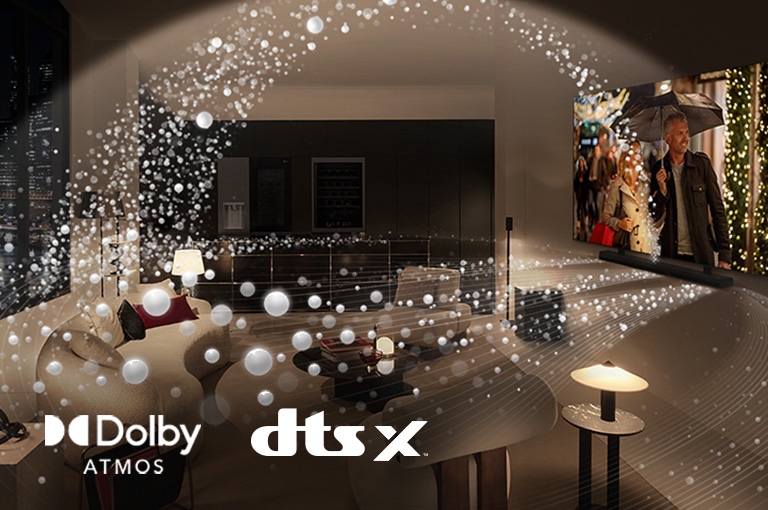 Vinklet visning fra siden af et LG OLED TV med en LG Soundbar, der viser en film i en moderne bylejlighed. Hvide perler symboliserer lydbølger, der projiceres op- og nedad fra soundbaren og TV'et, hvilket skaber en kuppel af lyd i rummet.  Dolby Atmos-logo DTS X-logo