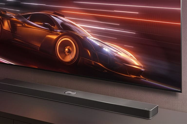 LG Soundbar og LG TV vises sammen. Et racerbilspil vises på skærmen.