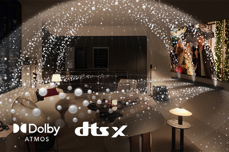 Vinklet visning fra siden af et LG OLED TV med en LG Soundbar, der viser en film i en moderne bylejlighed. Hvide perler symboliserer lydbølger, der projiceres op- og nedad fra soundbaren og TV'et, hvilket skaber en kuppel af lyd i rummet.  Dolby Atmos-logo DTS X-logo