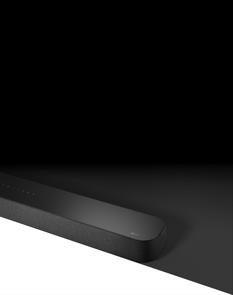 LG Soundbar SE6S med diagonal visning er placeret på et sort farvet område, og der er et hvidt område nedenunder til designformål.