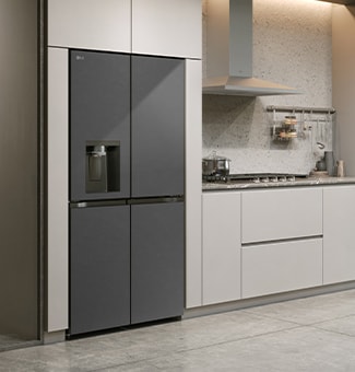 Moderne køkkeninteriør med InstaView-køleskab.