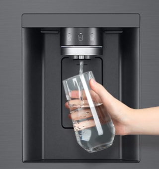 En person hælder vand op med køleskabets dispenser i en kop