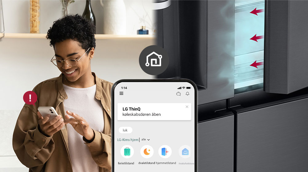 Billedet til venstre viser kvinden, der betragter sin mobiltelefon. Billedet til højre viser køleskabsdøren, som er blevet efterladt åben. I forgrunden af de to billeder viser skærmen på telefonen beskeder fra LG ThinQ-appen og wifi-ikonet over telefonen.