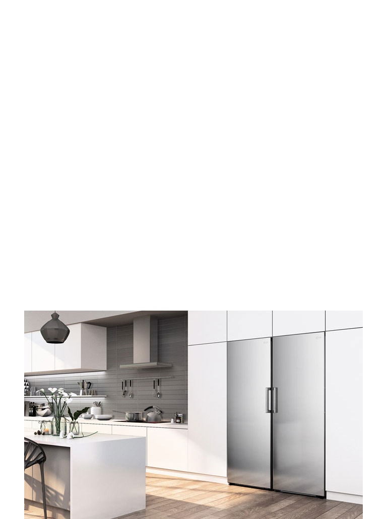 Køleskabet passer problemfrit ind i et køkken.