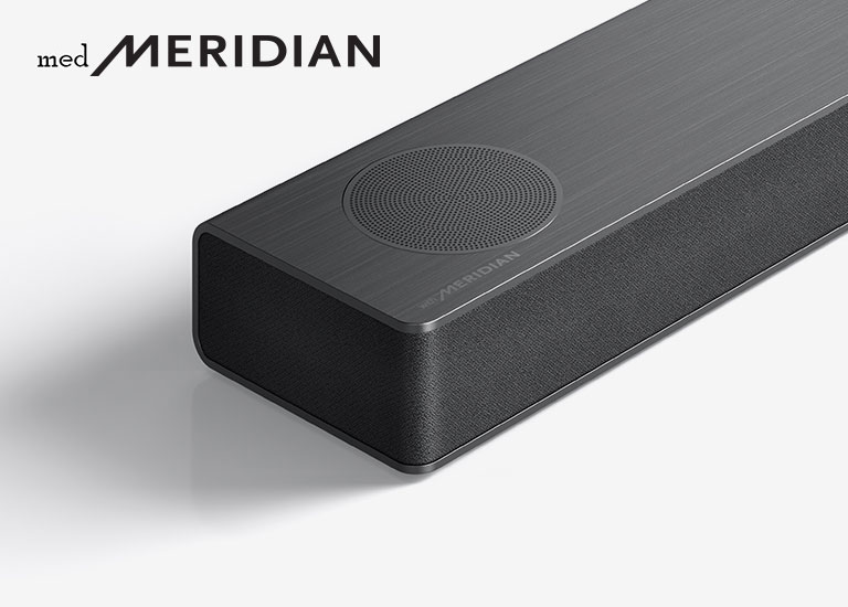 Nærbillede af venstre side af en LG Soundbar med et Meridian-logo vist nederst i venstre hjørne på et produkt.