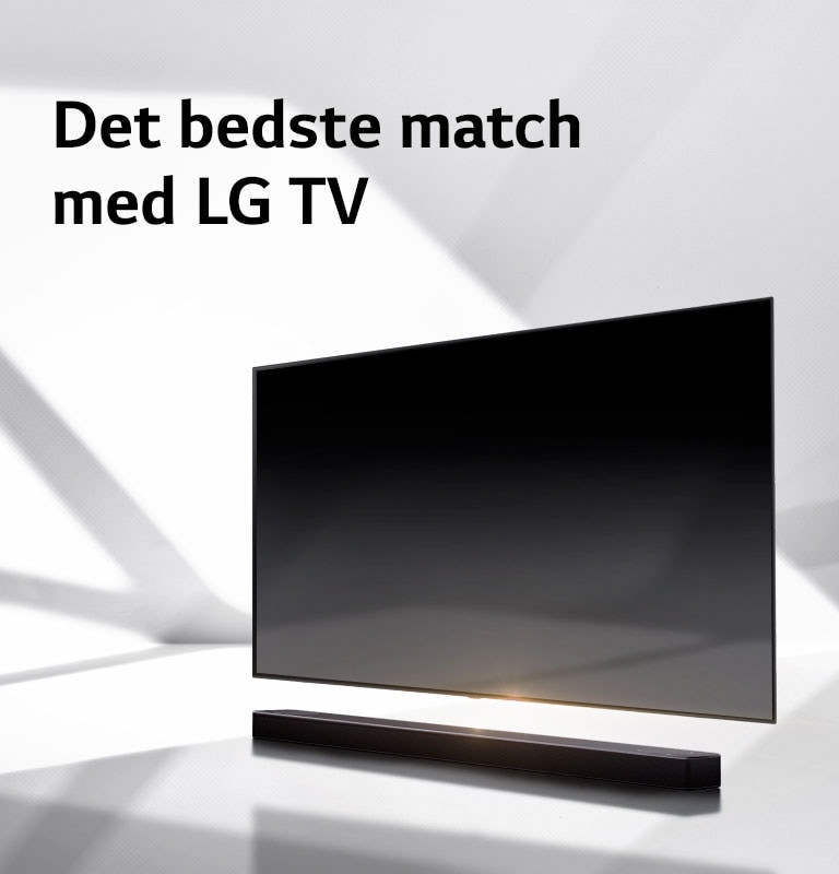 En soundbar og et tv er placeret på et hvidt gulv, og der er en skygge, der kommer udefra lige bagved.
