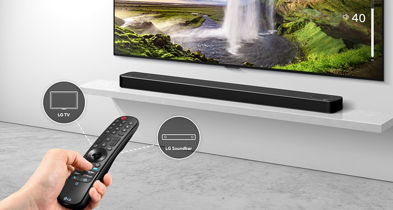 Der er en fjernbetjening i en persons hånd, som styrer tv'et og soundbaren i baggrunden. Der er ikoner for LG TV og LG Soundbar.