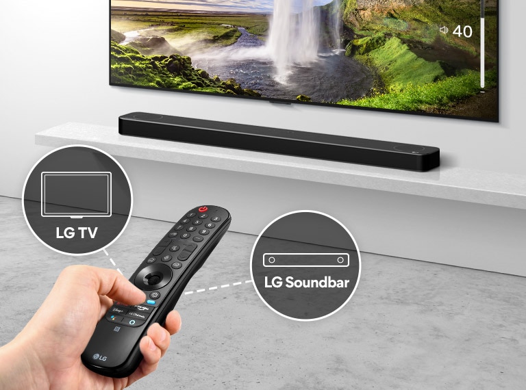 Der er en fjernbetjening i en persons hånd, som styrer tv'et og soundbaren i baggrunden. Der er ikoner for LG TV og LG Soundbar.