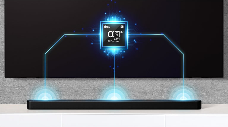 Der er et alpha-nine-chipbillede på tv'et, og der er en soundbar lige nedenfor. Der kommer også lydbølgeeffekter ud fra soundbaren.