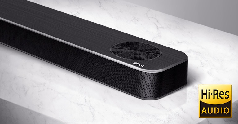 Nærbillede af højre side af en LG Soundbar med LG-logoet i nederste højre hjørne af et produkt.