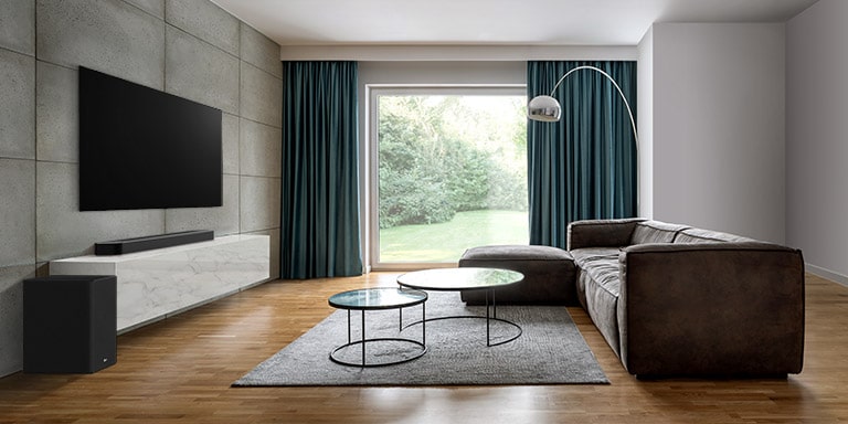 Der er et tv, en soundbar og en subwoofer i en bred stue. En bølge med et gitter kommer ud fra soundbaren og måler hele stuen.