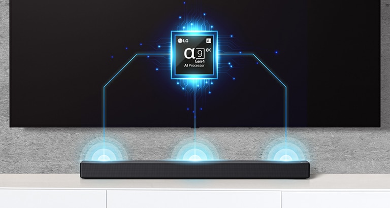 Der er et alpha-nine-chipbillede på tv'et, og der er en soundbar lige nedenfor. Der kommer også lydbølgeeffekter ud fra soundbaren.