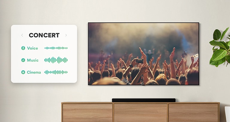 Tv på væg. Tv'et viser folk, der klapper til koncerten, kanalen skiftes til en filmscene med en kørende bil i en skov, og kanalen skiftes igen til nyhederne med en nyhedsvært. LG Soundbar er lige under tv'et på en beige hylde.
