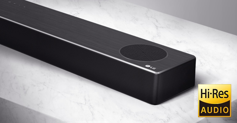 Nærbillede af højre side af en LG Soundbar med LG-logoet i nederste højre hjørne af et produkt.