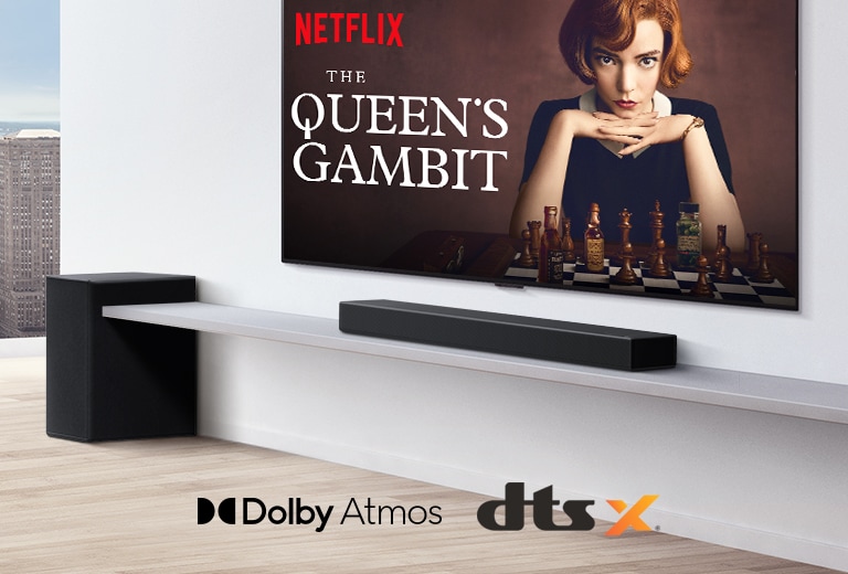 Tv på væg. En plakat med en tv-serie vises på tv-skærmen. LG Soundbar er lige under tv'et på en hvid hylde med en subwoofer lige ved siden af. Dolby Atmos og DTS:X-logoet er vist i midten af billedet.