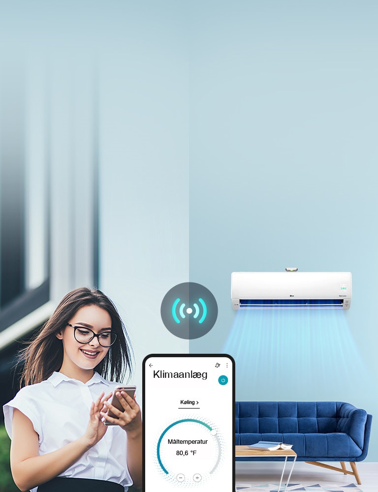 Kvinden er udenfor og justerer klimaanlægget i huset med sin mobiltelefon.