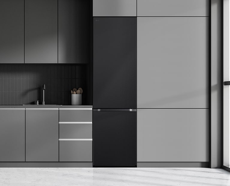Moderne køkken med et køleskab, der passer til de omgivende skabe og ser ud som en indbygningsmodel.