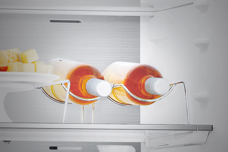 Nærbillede af vinreol med 2 flasker, muliggør effektiv udnyttelse af pladsen.