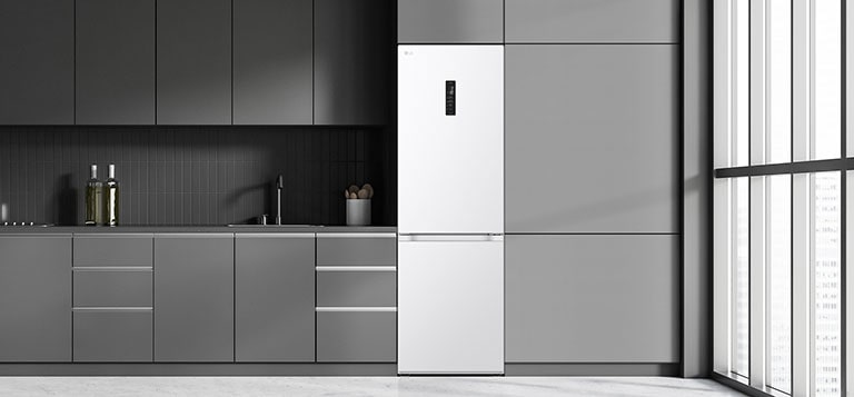 Moderne køkken med et køleskab, der passer til de omgivende skabe og ser ud som en indbygningsmodel.