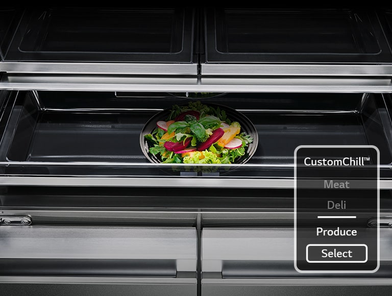 En skål med frisk salat bliver konserveret i det kølige spisekammer inde i LG SIGNATURE Køleskabet.