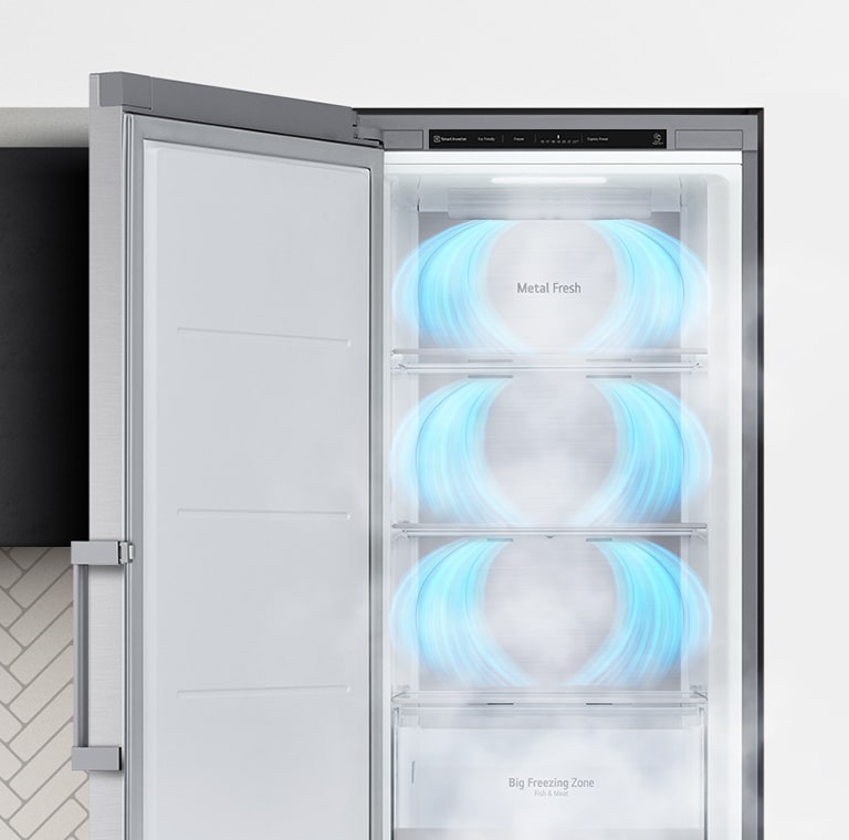 Fryseren vises med døren åben. Blå luft blæser fra toppen af hver sektion for fuldstændigt at omslutte den mad, der ville være indeni.