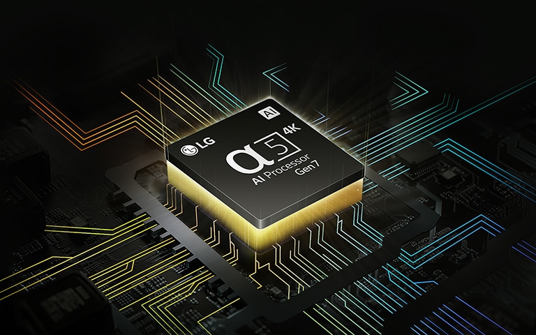 LGs alpha 5 AI processor 4K Gen7 med gult lys, som kommer ud under den og farverige linjer på et bundkort fra AI-processoren.