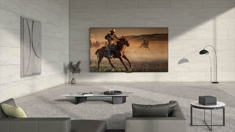 Videoen begynder med LG OLED M3 på væggen i et rum med rodede kabler og ekstraudstyr, som er tilsluttet TV'et. En blå linje bevæger sig hen over skærmen, de rodede kabler og enheder forsvinder, og Zero Connect Box vises på et sidebord. Skærmen bliver sort og viser kun TV'et og boksen for tydeligt at vise deres positioner. Boksen og TV'et flyttes til to andre steder i rummet, og hver gang bliver skærmen sort for tydeligt at vise deres positioner.