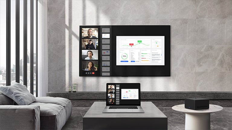 En video viser en person, der holder et virtuelt teammøde med sin bærbare computer tilsluttet til LG OLED M3. Den bærbare computer er placeret i nærheden af TV'et, som ser ud til at være placeret skævt i forhold til portene på bagsiden. Tastaturet ligger på sofaen langt fra den bærbare pc, hvilket understreger, hvor upraktisk det er. Billedet ændres, og TV'et er monteret jævnt på væggen med den bærbare computer tilsluttet til Zero Connect Box ved siden af sofaen.