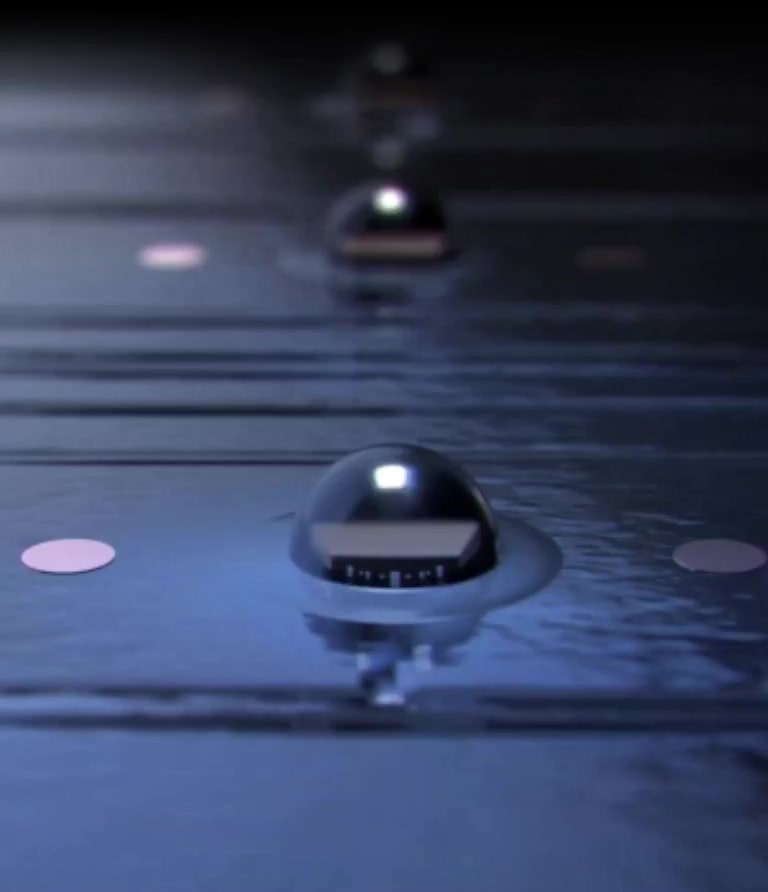 Mini-lysdioder i TV’et tændes og fylder hele TV-skærmen og forvandles til sidst til en farvestrålende blomst på TV’et.