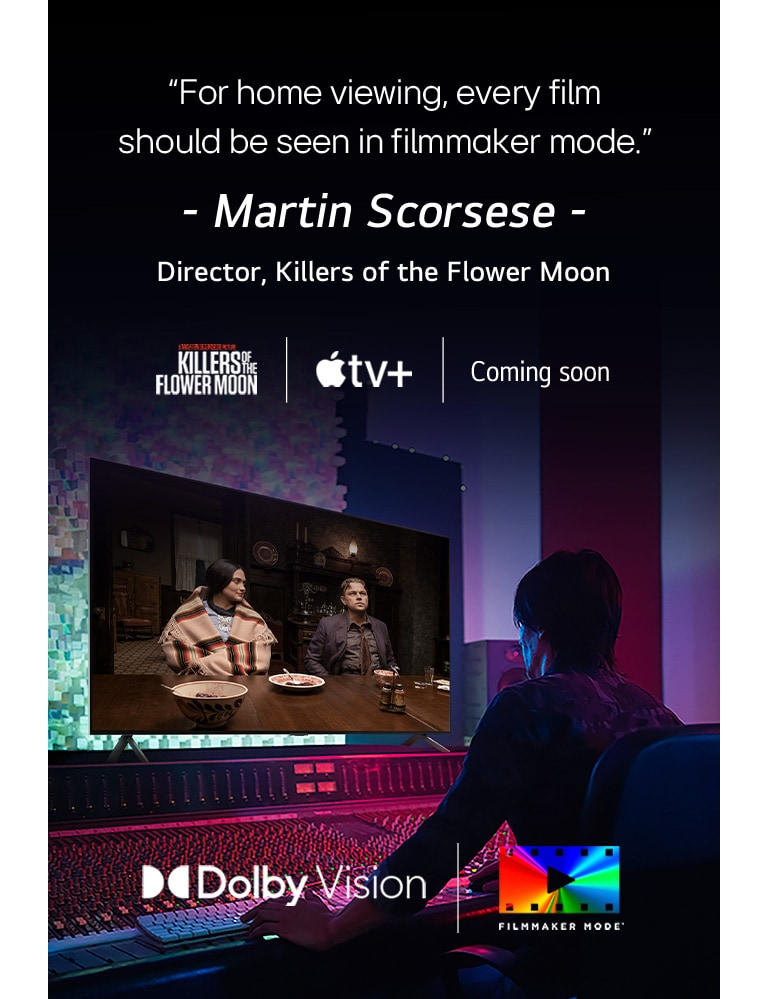 En mand i et mørkt redigeringsstudie ser på et LG TV, der viser filmen "Killers of the Flower Moon". Teksten på billedet lyder: "Til hjemmevisning skal hver film ses i filmskabertilstand. efterfulgt af "Martin Scorsese, Director, Killers of the Flower Moon" nedenfor. Killers of the Flower Moon-logoet, Apple TV-logoet og ordene "Coming soon" vises nedenfor.