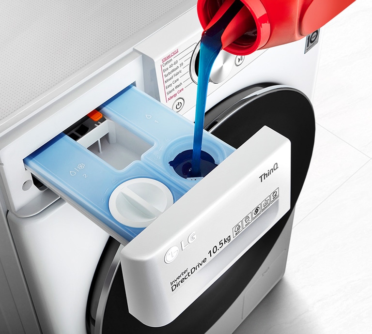 LG-vaskemaskinen ses ovenfra og ned i en vinkel med den forreste skuffe trukket ud, mens en flaske hælder vaskemiddel i. LG-logoet, ThinQ-logoet og Inverter Direct Drive-logoet kan ses på forsiden af skuffen med knappanelet. En cirkelindsats viser et forstørret billede af kontrolpanelet med fokus på temperaturen og centrifugeringscyklussen. I siden vises et bevægende sæt af ikoner, der viser et og derefter to og derefter tre håndklædeikoner. Når håndklædeikonerne øges, øges vand- og centrifugeringsikonet også.