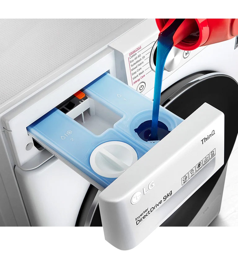 Vaskemidlet hældes i vaskemaskinens doseringsrum for vaskemiddel