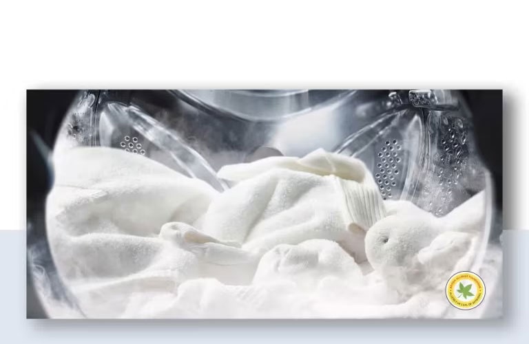 Der er vasketøj i vaskemaskinen, og der bruges damp.