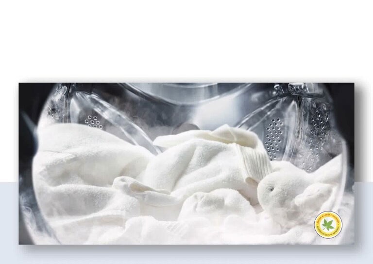 Der er vasketøj i vaskemaskinen, og der bruges damp.