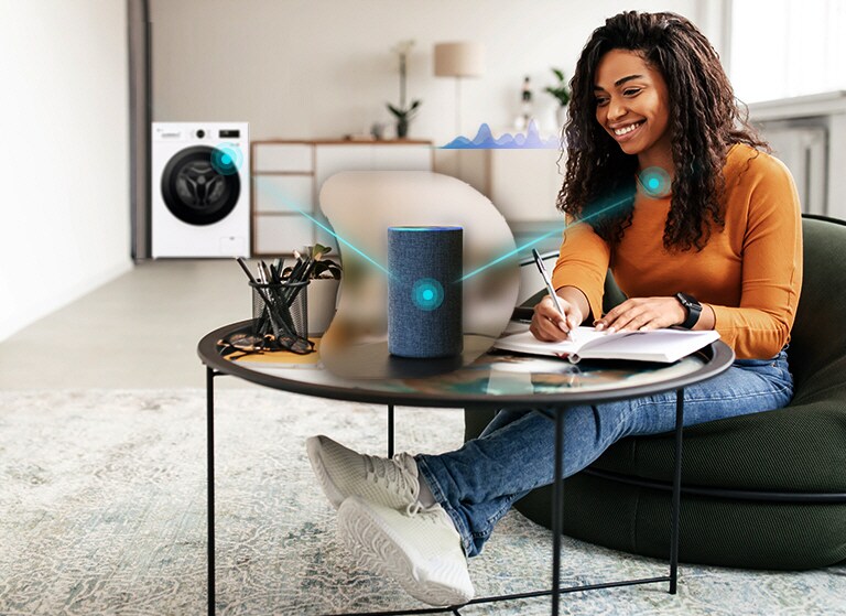 En kvinder taler til en smart-højttaler om en vaskemaskine.