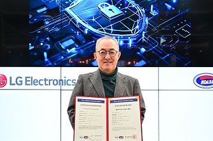 LG Electronics-leder holder akkrediteringscertifikat for cybersikkerhed med digitalt sikkerhedsgrafik i baggrunden.