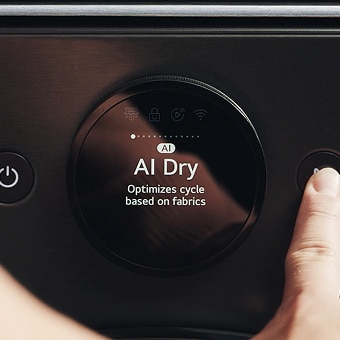 Bruger vælger AI Dry-cyklus på LG tørretumbler ved hjælp af digital kontrolknap.