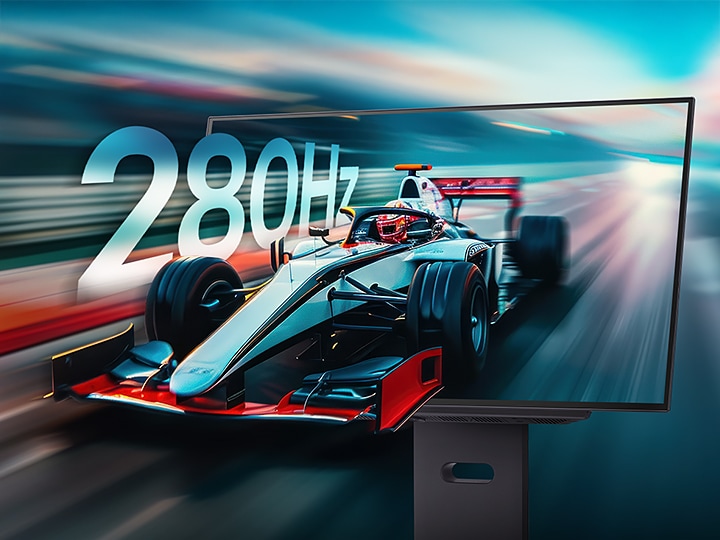 En LG UltraGear-gamingskærm viser en Formel 1-racerbil, som kører fremad med høj hastighed og en dynamisk bevægelsessløringseffekt. Nummeret “280 Hz” er overlejret på en prominent måde, som fremhæver skærmens ultrahurtige opdateringshastighed. Skærmen vises i en vinkel fra siden, hvor dens ydeevne og hastighedsorienterede design fremhæves.