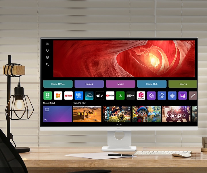 Billedet viser en LG Smart Monitor på skrivebordet med arbejde og spil.
