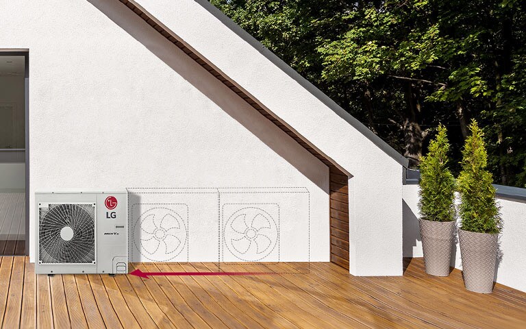 صورة توضح وحدة Multi V S مثبتة في الشرفة الخارجية.