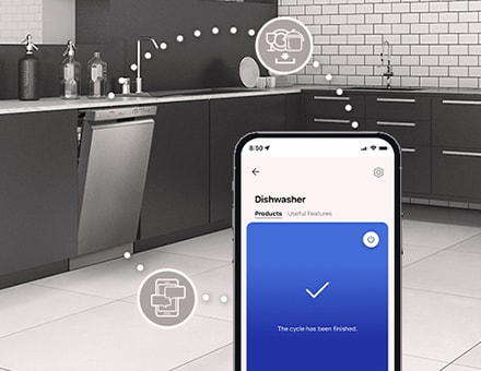 مطبخ داخل المنزل يحتوي على غسالة أطباق تقف منفردة مفتوحة جزئيًا وتطبيق ™LG ThinQ يعرض إشعار اكتمال دورة الغسيل.