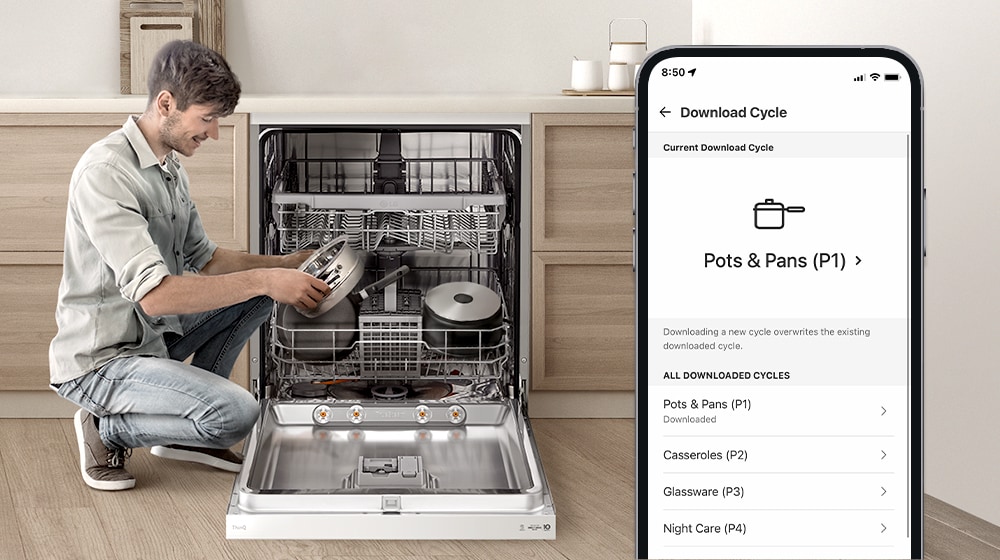 رجل يحمل وعاءً بجوار غسالة الأطباق بينما يعرض الهاتف الذكي دورة غسيل الأواني على تطبيق ™ThinQ.